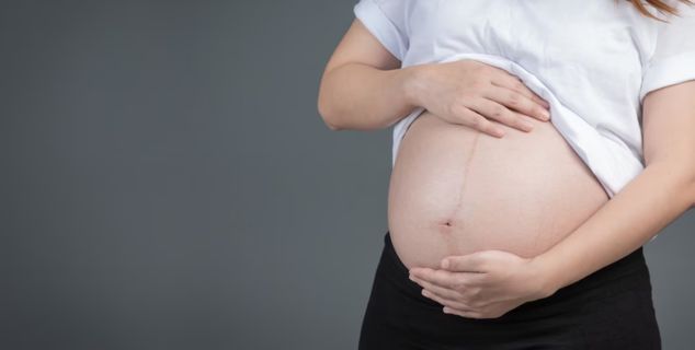 Exigência de exame de gravidez e certidão de antecedentes criminais na admissão gera dever de indenizar
